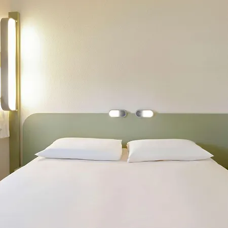 Ibis Budget Manosque Cadarache Esterno foto